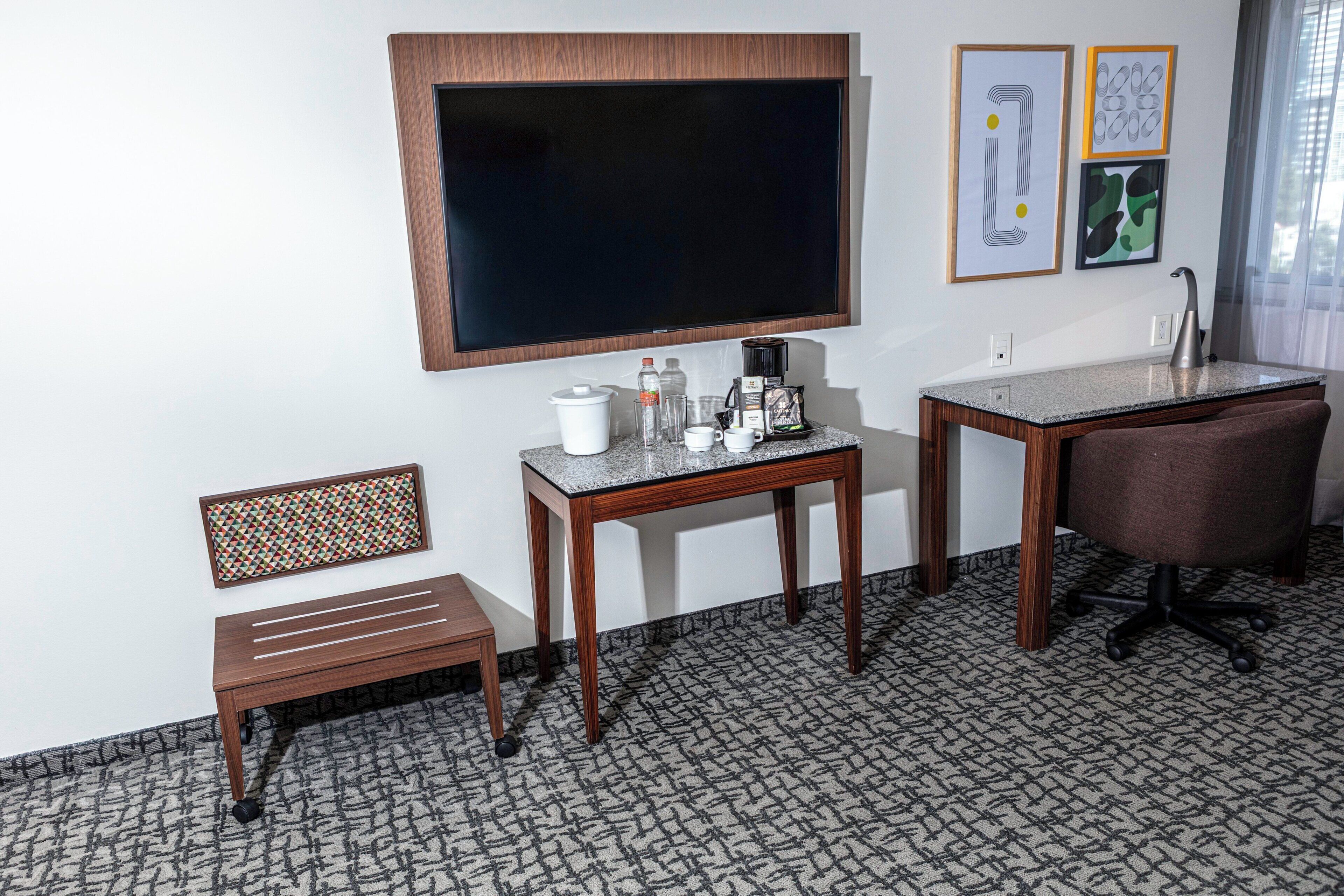 Cofres nos quartos, escrivaninha, ferros/tábuas de passar roupa