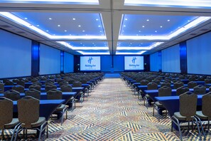 A conference room with rows of tables and chairs, a patterned carpet, and a blue color scheme. - Holiday Inn Ciudad De Mexico-Trade Center by IHG (Mexico City)