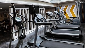 A gym with treadmills, ellipticals, and weight machines. - Holiday Inn Ciudad De Mexico-Trade Center by IHG (Mexico City)