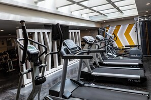 A gym with treadmills, ellipticals, and weight machines. - Holiday Inn Ciudad De Mexico-Trade Center by IHG (Mexico City)