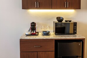 Suite, 1 slaapkamer | Een kluis op de kamer, een bureau, een strijkplank/strijkijzer