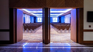 A hotel lobby with a central column, rows of chairs, and a patterned floor. - Holiday Inn Ciudad De Mexico-Trade Center by IHG (Mexico City)