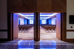 A hotel lobby with a central column, rows of chairs, and a patterned floor. - Holiday Inn Ciudad De Mexico-Trade Center by IHG (Mexico City)
