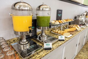 Café da manhã com buffet todos os dias mediante uma taxa