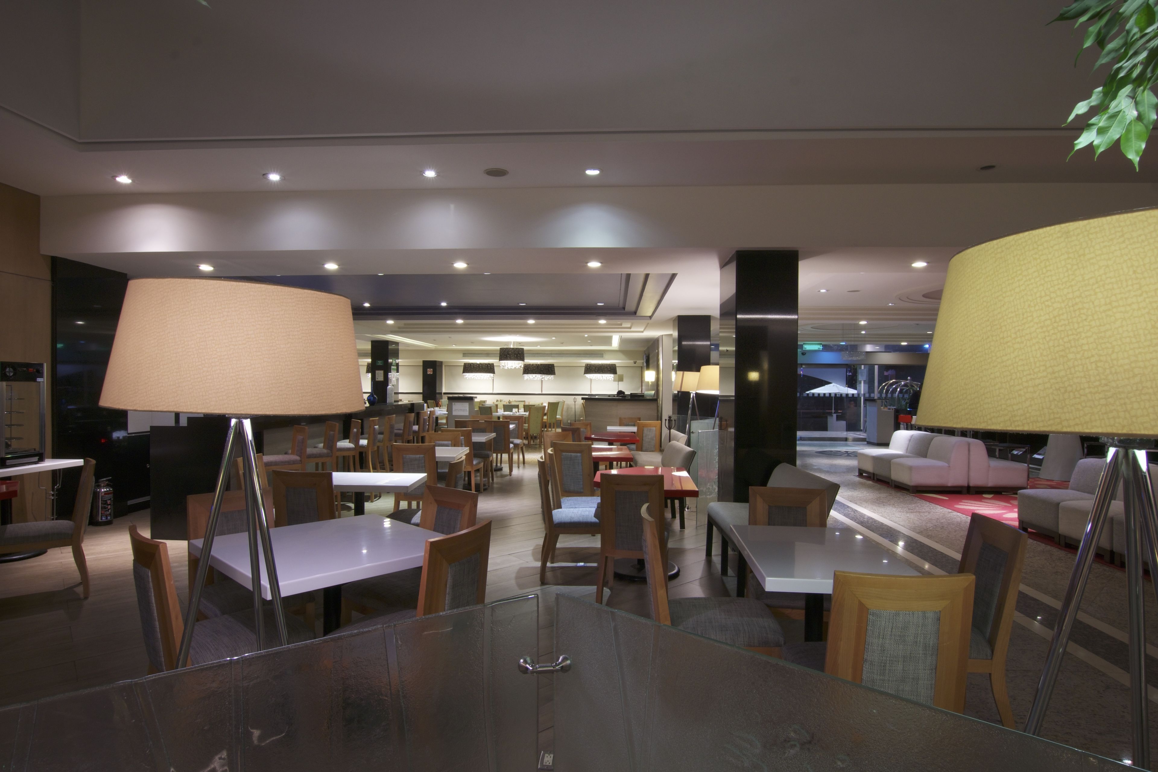 供应早餐、午餐和晚餐，国际美食