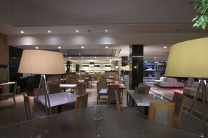 Café da manhã, almoço e jantar; culinária internacional 