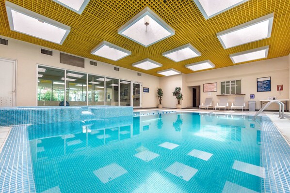 من حمّامات السباحة المغطاة، مقاعد للتشمس