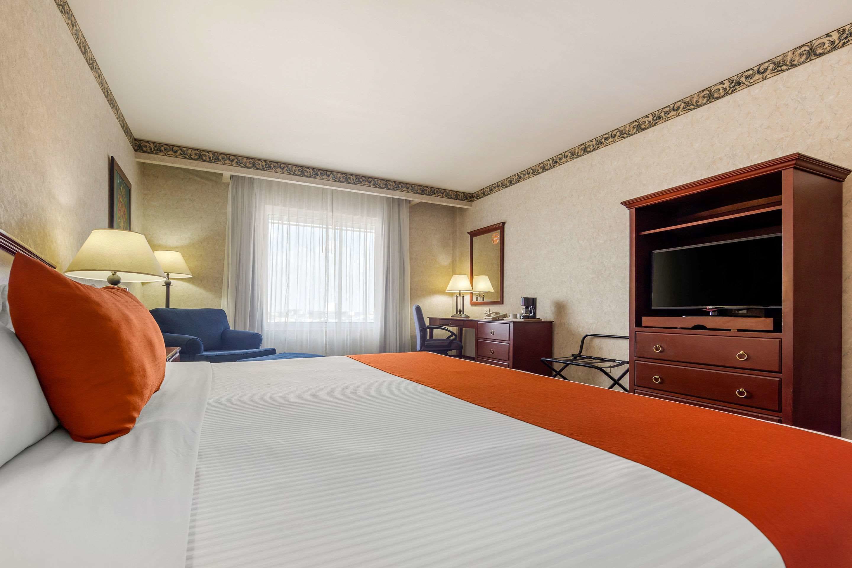 standard room, 1 king bed, non smoking | in-room safe, desk, blackout curtains, iron/ironing board