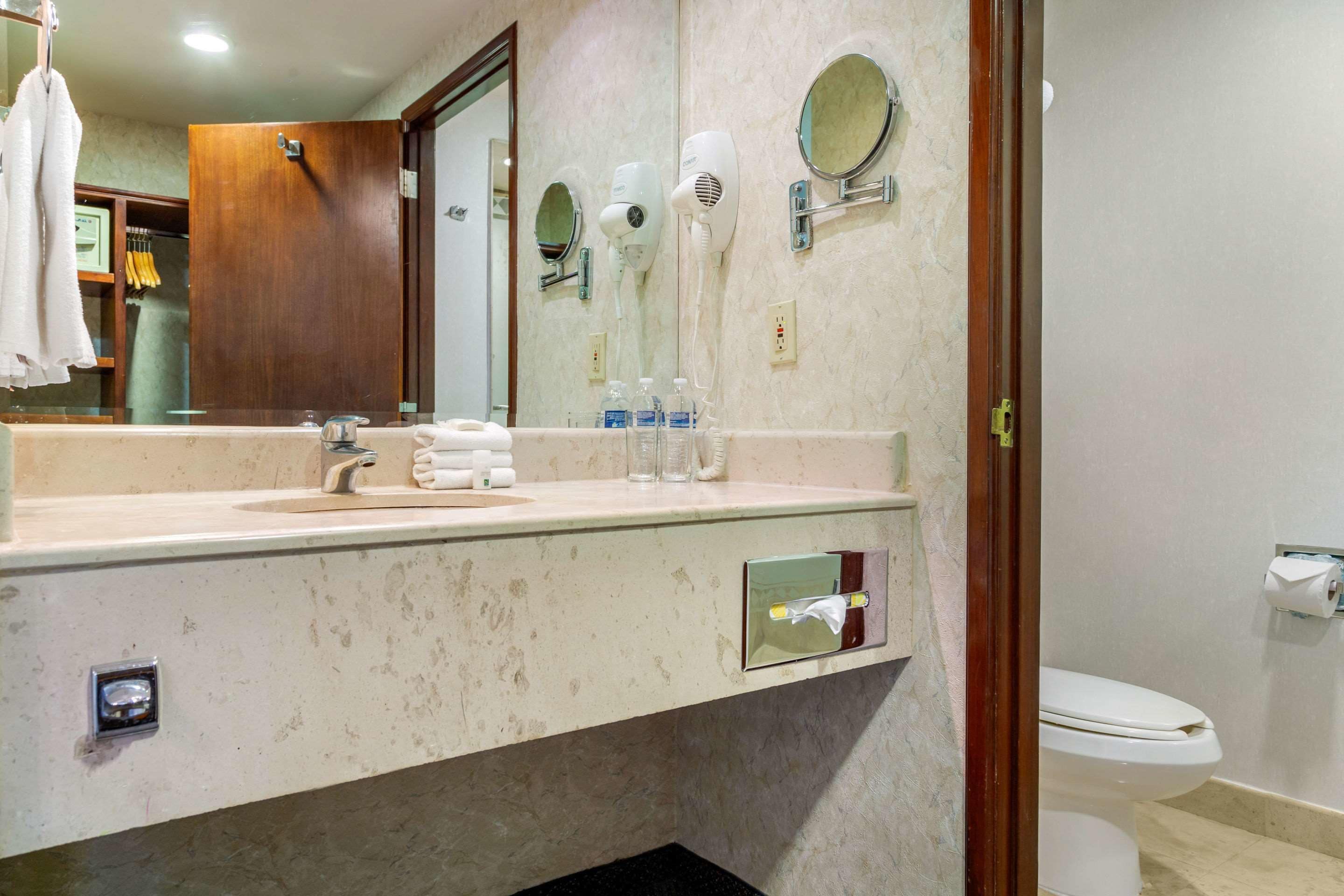 standard room, 1 king bed, non smoking | bathroom | shower, free toiletries, hair dryer, towels