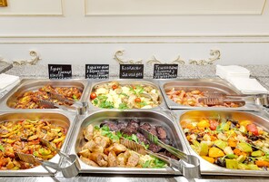 Her gün kontinental kahvaltı (kişi başı 595 UAH) 