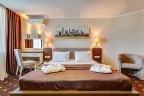 Minibar, coffres-forts dans les chambres, bureau, rideaux occultants