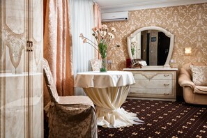 Luxury Suite | Minibar, in-room safe, desk, blackout drapes