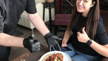 Der serveres morgenmad, frokost og aftensmad