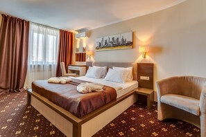 Luxury Suite | Minibar, in-room safe, desk, blackout drapes