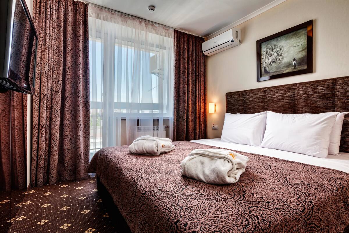 Junior Suite | Minibar, in-room safe, desk, blackout curtains