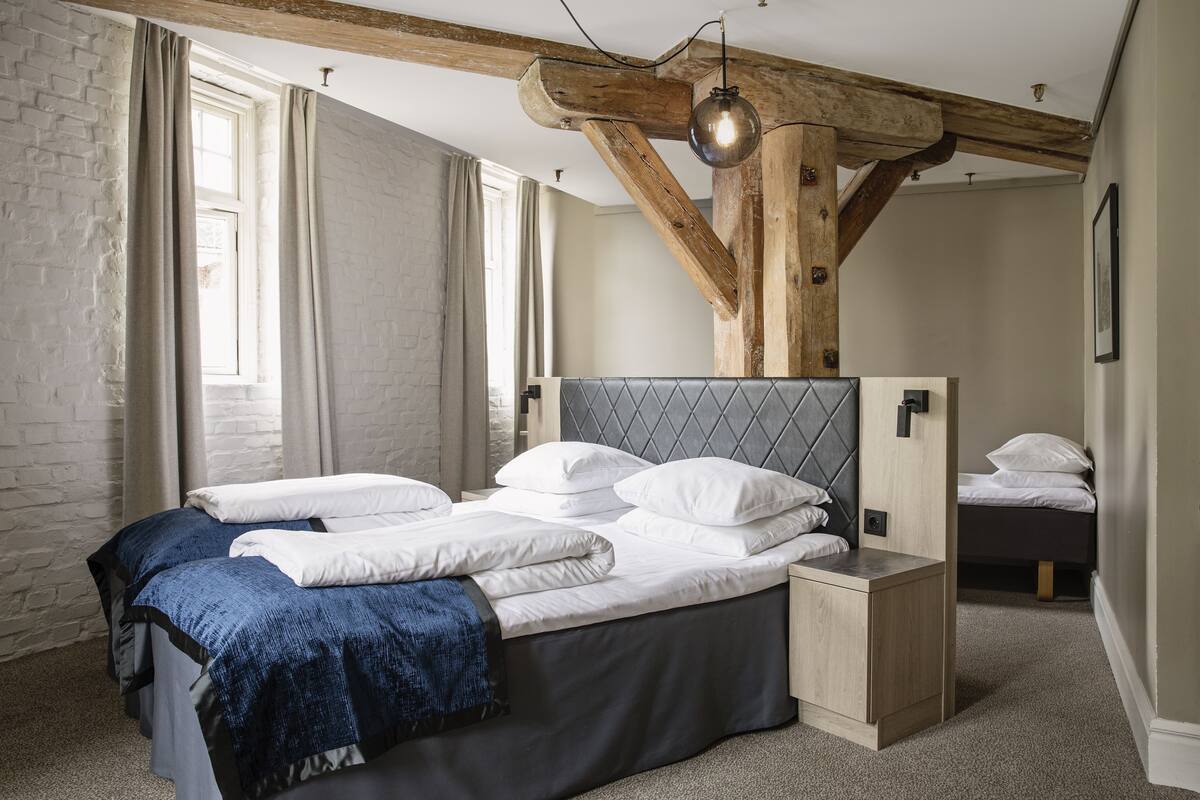 family room | 1 bedroom, pillow-top beds, desk, laptop workspace