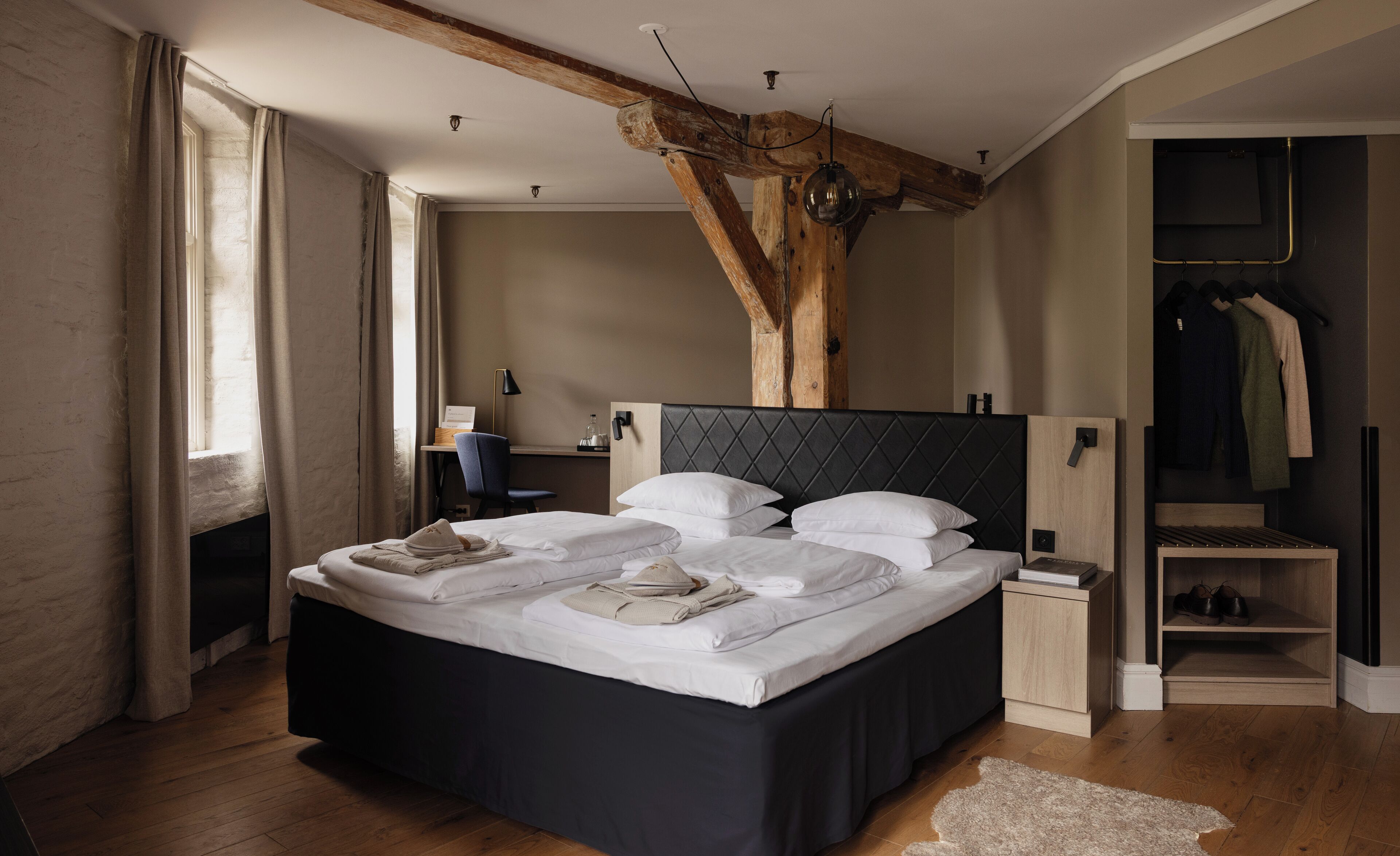 ห้องแฟมิลี่ | เตียงพร้อมฟูกเสริมที่นอน, โต๊ะทำงาน, พื้นที่ทำงานแบบใช้แล็ปท็อป