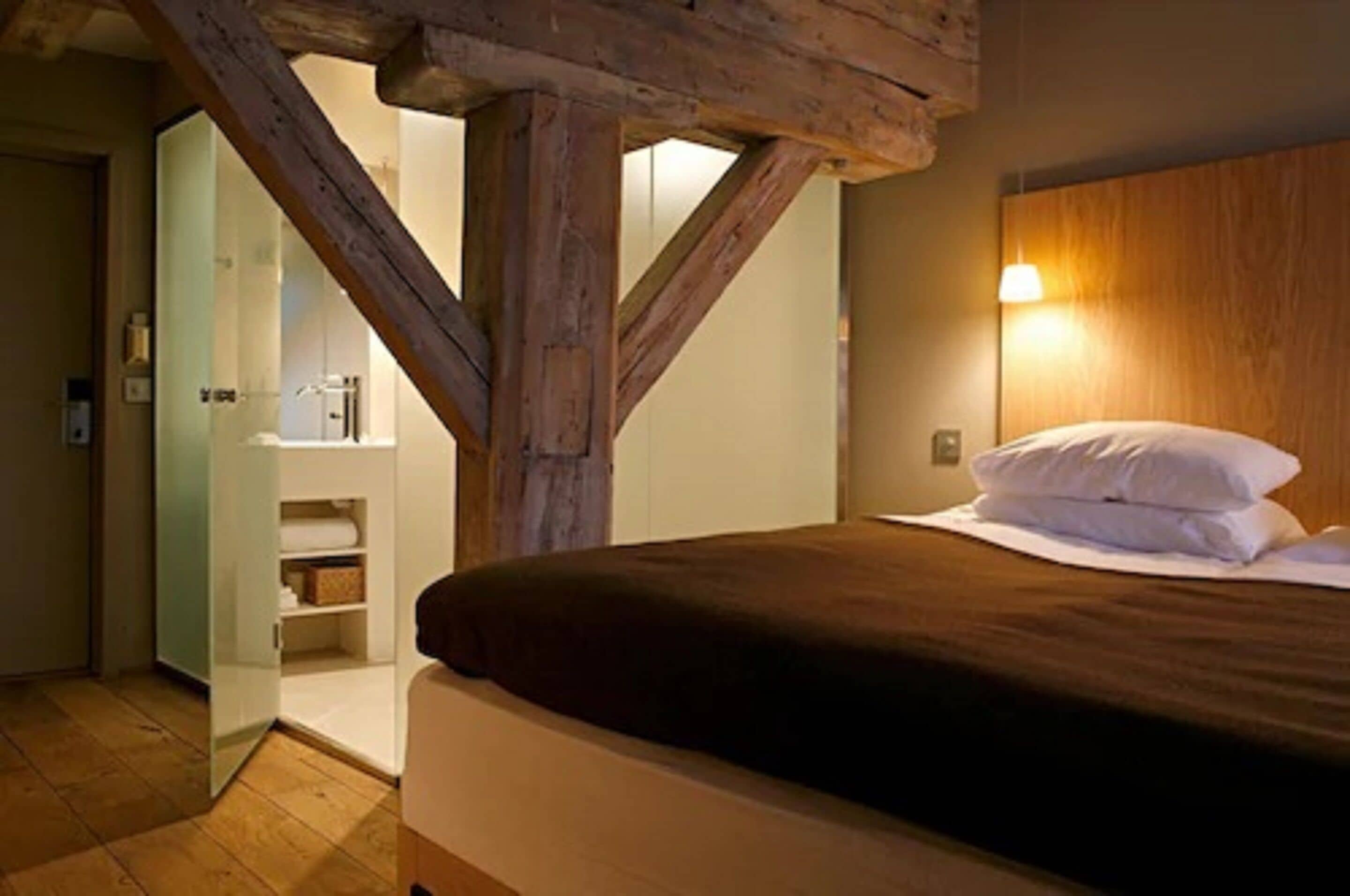 1 bedroom, pillow-top beds, desk, laptop workspace