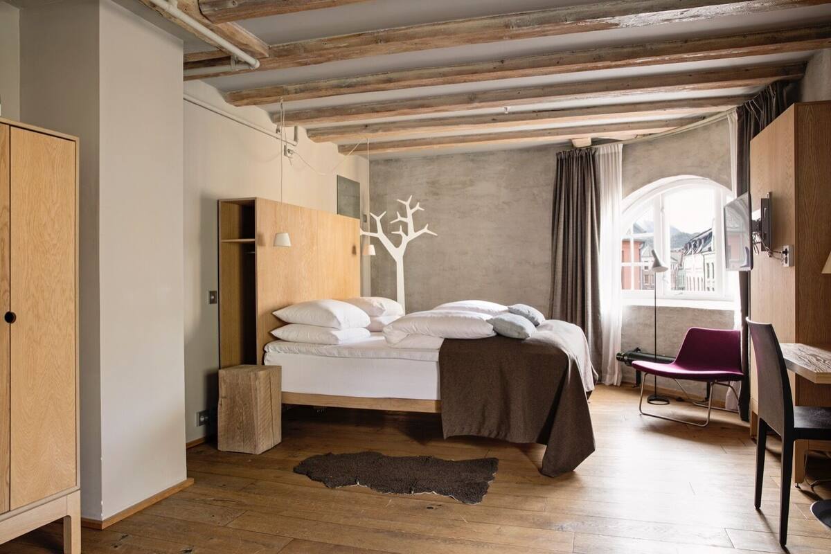 أسرّة بطبقة علوية مريحة ومكتب ومساحة عمل للكمبيوتر المحمول