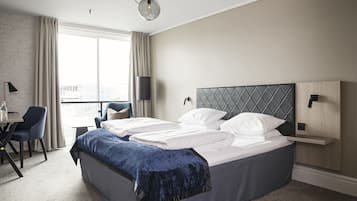 Rom – superior, sjøutsikt | Senger med overmadrass, skrivebord og skrivebord for bærbar PC