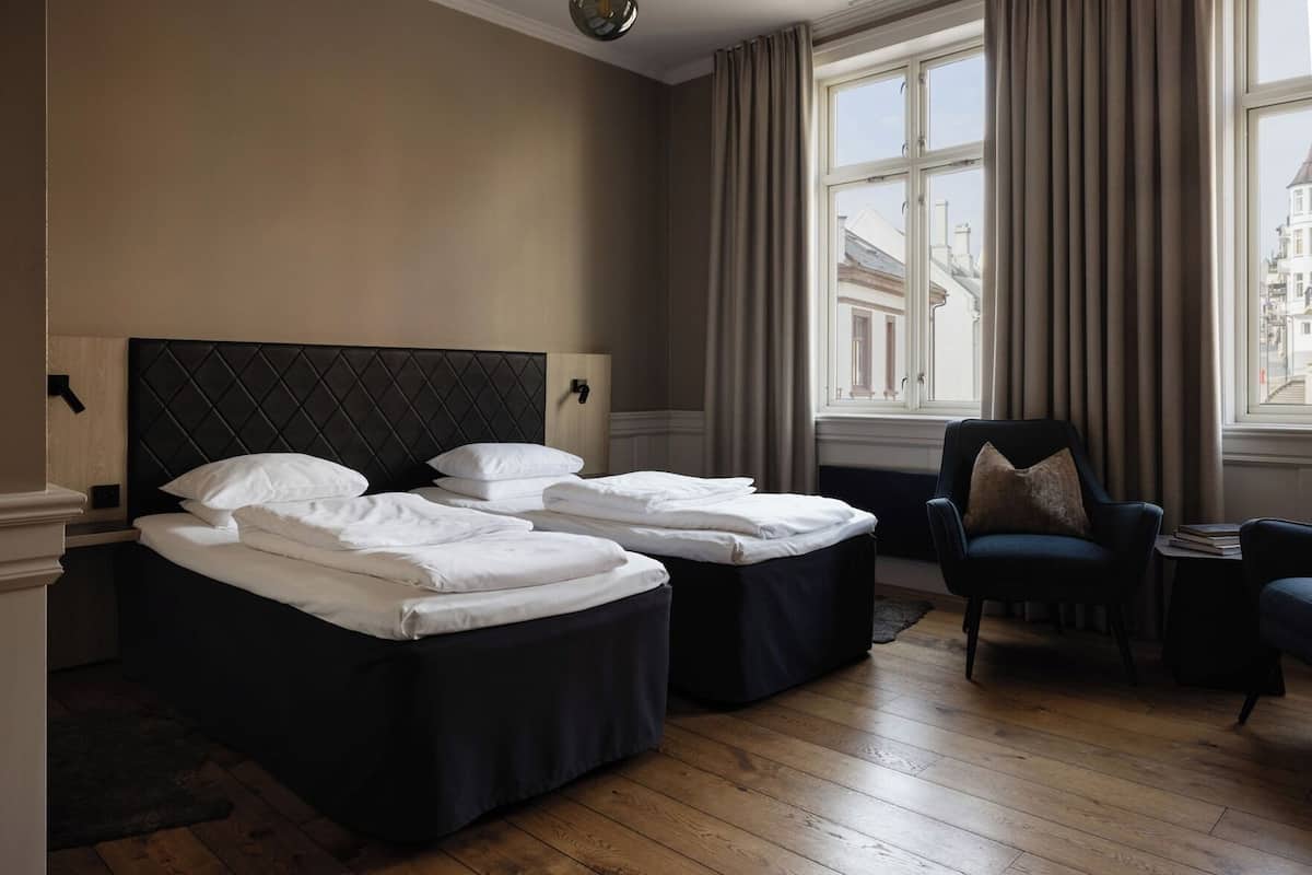 Pillowtop-Betten, Schreibtisch, laptopgeeigneter Arbeitsplatz
