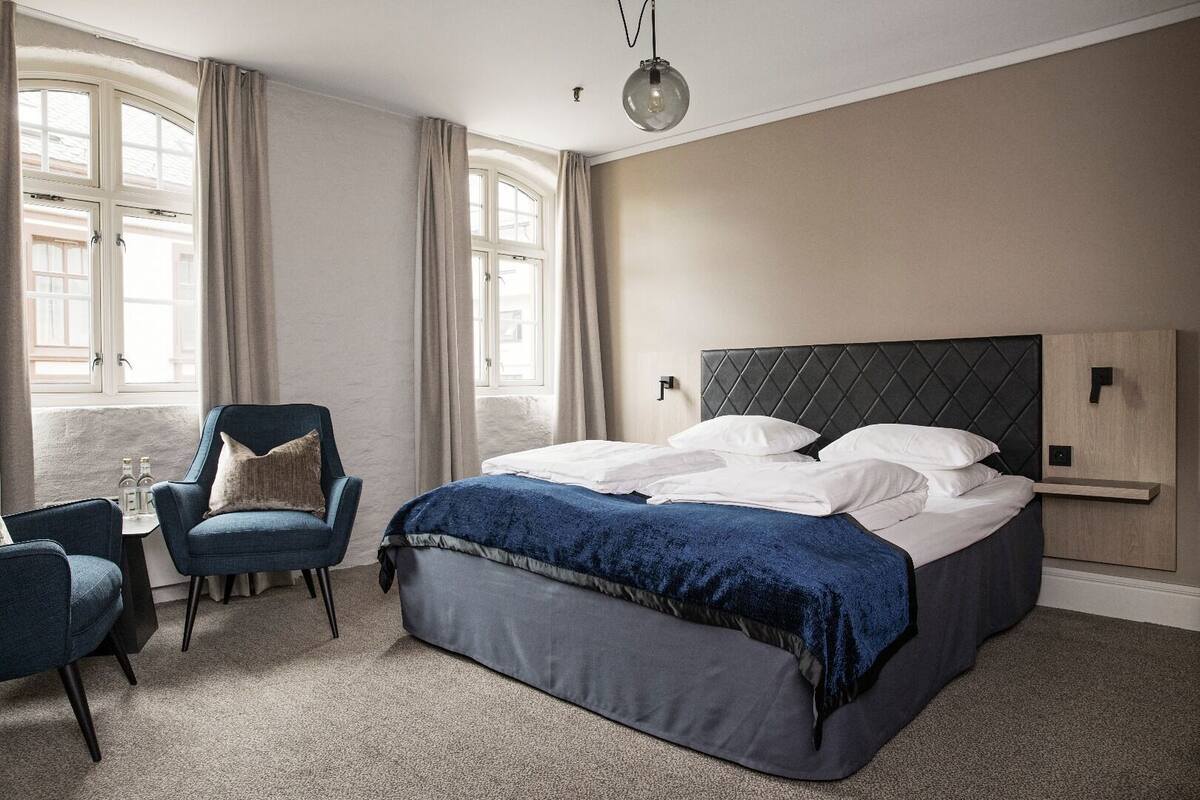 أسرّة بطبقة علوية مريحة ومكتب ومساحة عمل للكمبيوتر المحمول