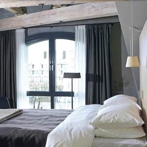 Standaard tweepersoonskamer, uitzicht op zee | Pillowtop-bedden, een bureau, een laptopwerkplek, gratis wifi