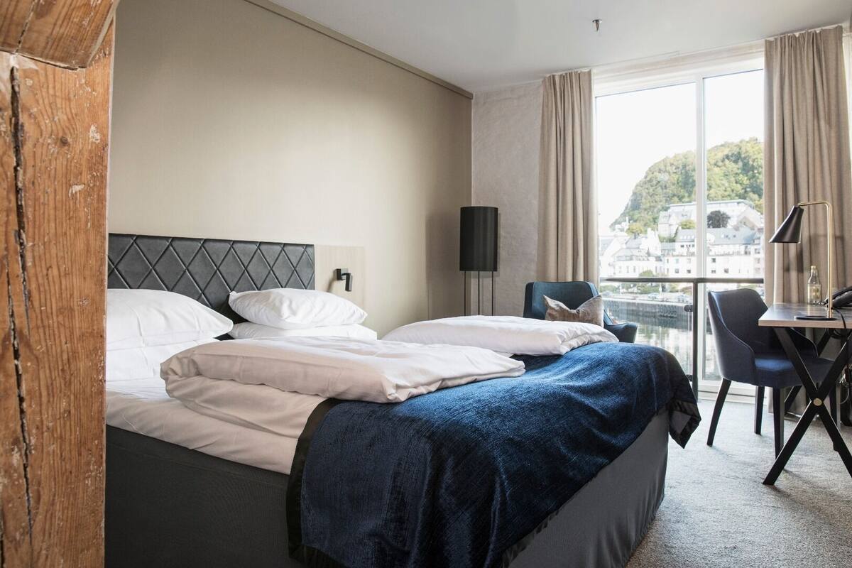 أسرّة بطبقة علوية مريحة ومكتب ومساحة عمل للكمبيوتر المحمول