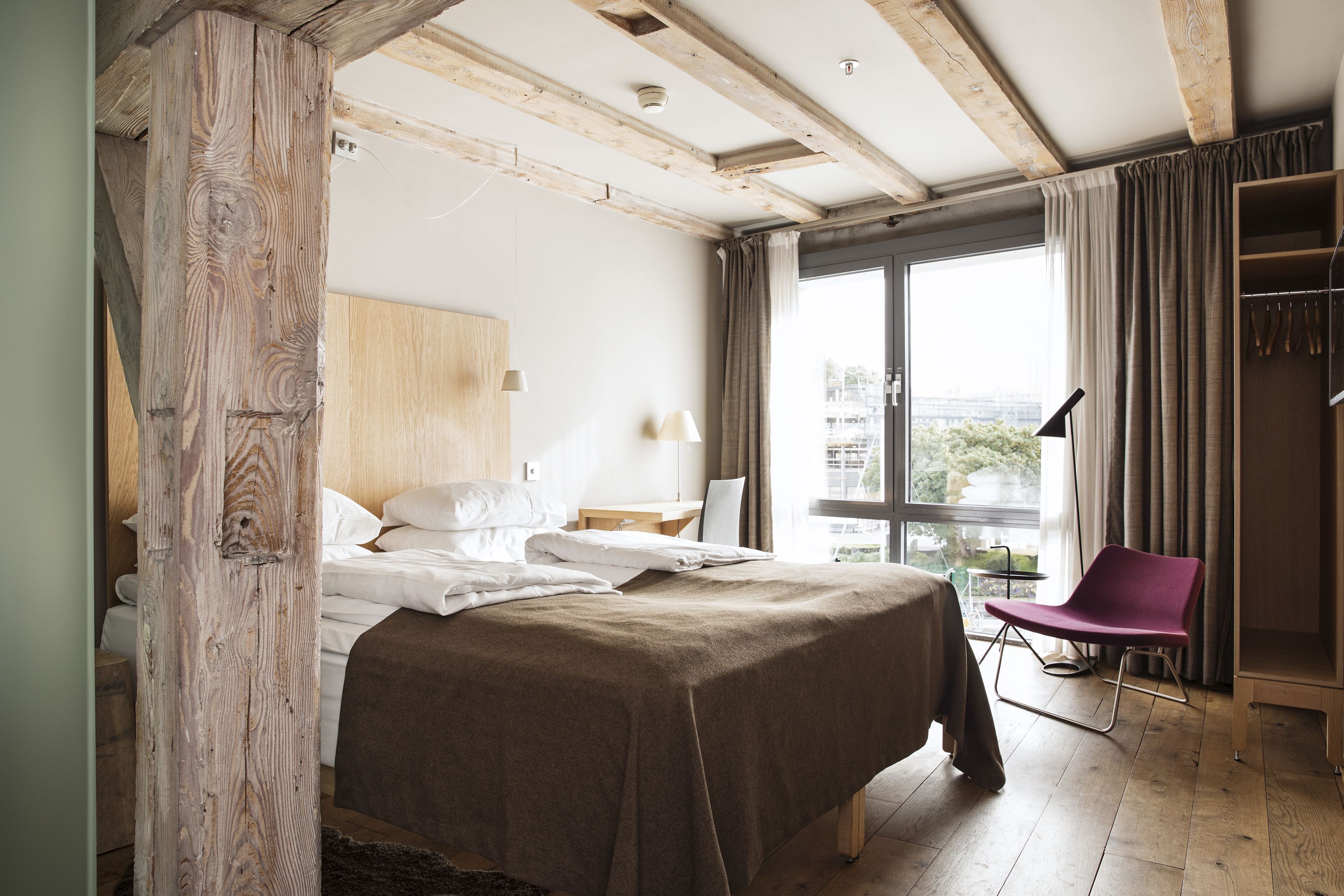 1 bedroom, pillow-top beds, desk, laptop workspace