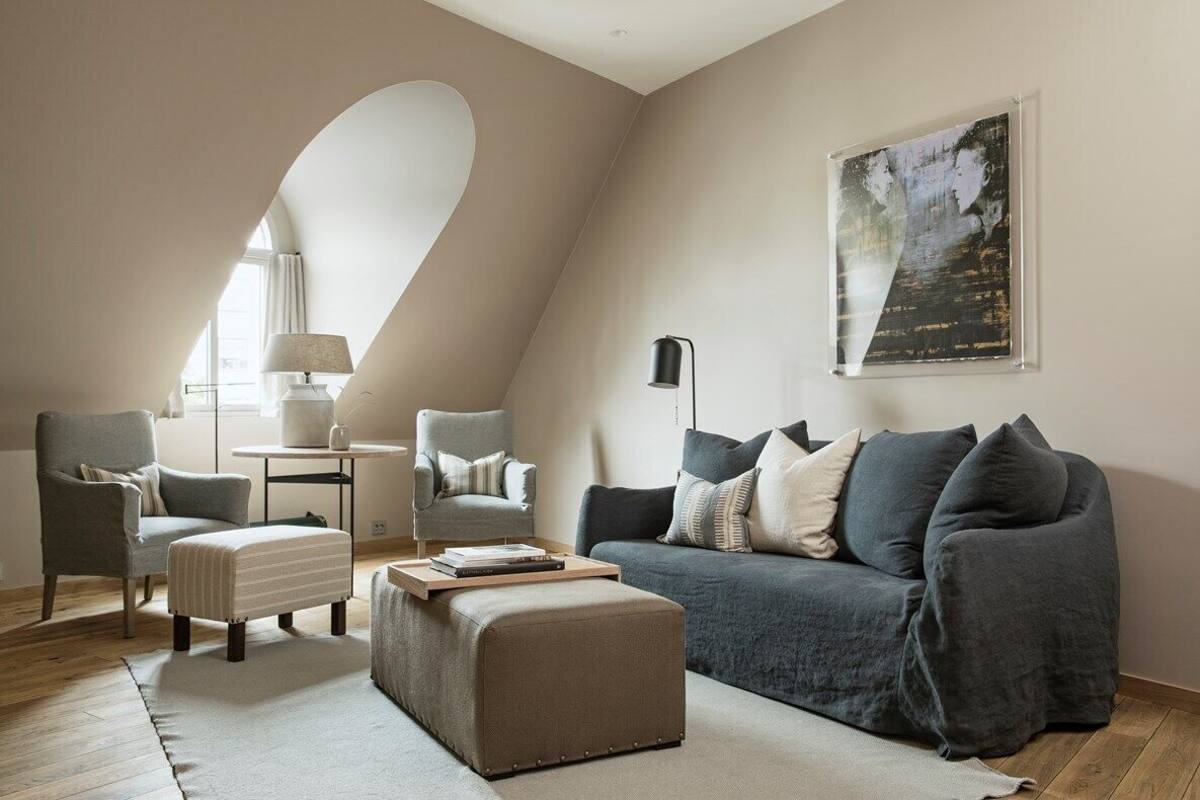 أسرّة بطبقة علوية مريحة ومكتب ومساحة عمل للكمبيوتر المحمول