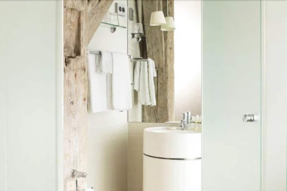 standard double room | bathroom | shower, hair dryer, towels