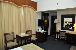 Caja de seguridad en la habitación y escritorio 