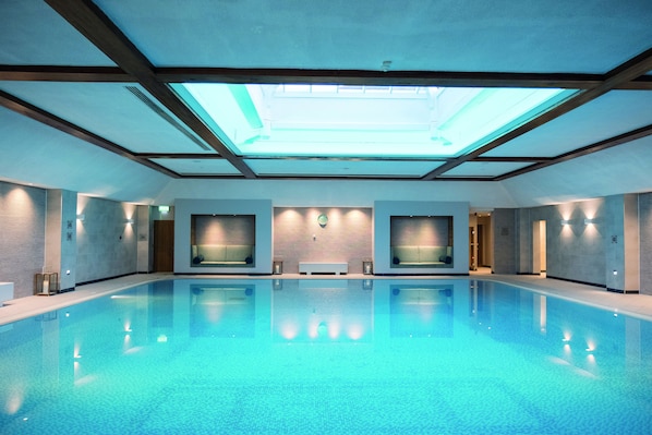 Indoor pool, sun loungers