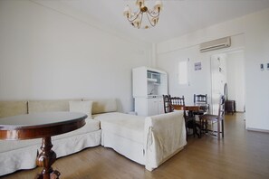 Suite | Minibar, caja de seguridad en la habitación y escritorio 