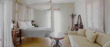 Triple Room | Bar mini, peti besi dalam bilik, meja, kalis bunyi