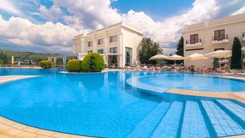 Piscine extérieure (ouverte en saison), parasols de plage