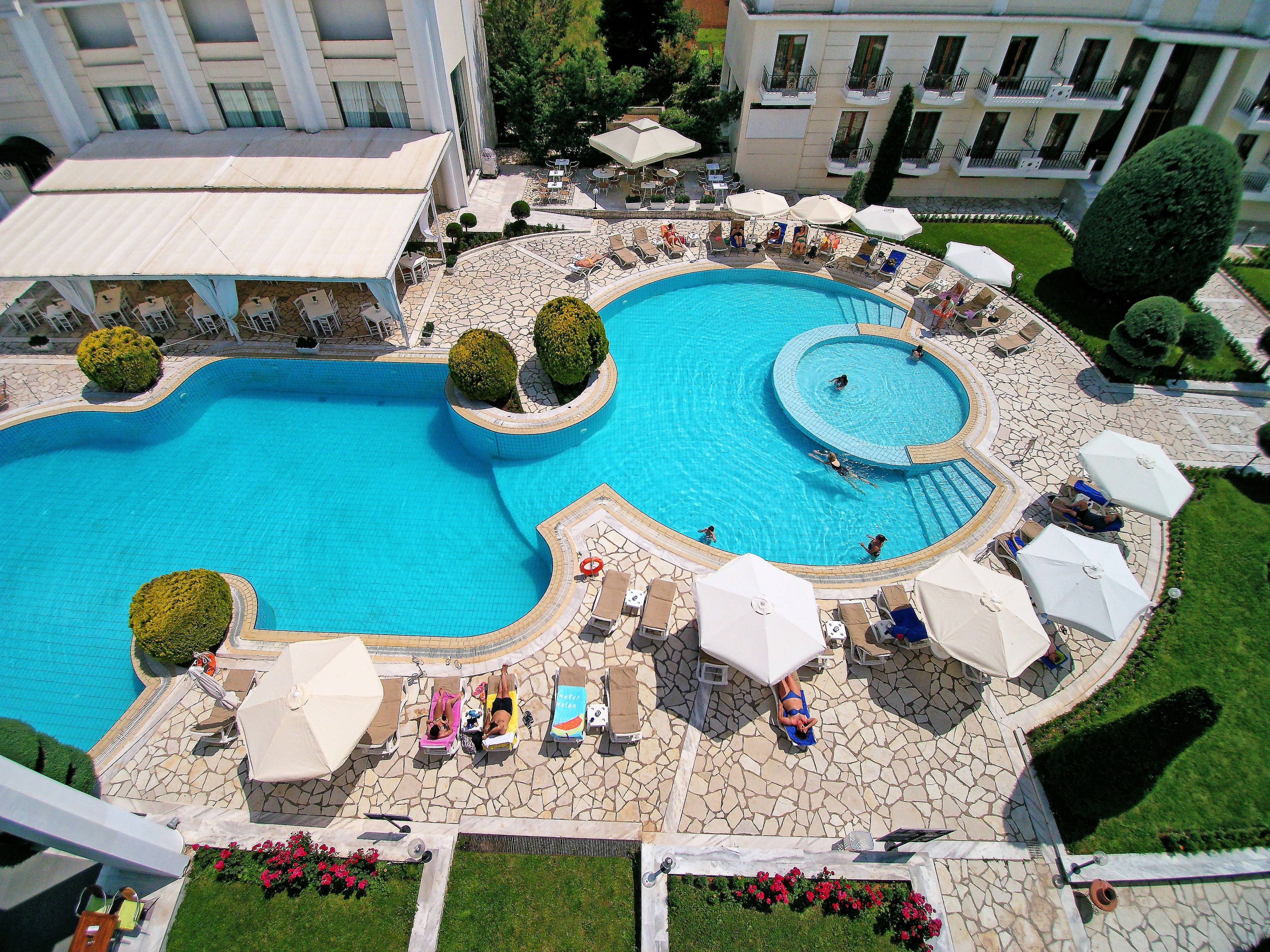 Sesongbasert utendørsbasseng, bassengparasoller og solsenger