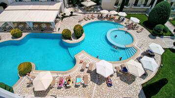 Sesongbasert utendørsbasseng, bassengparasoller og solsenger