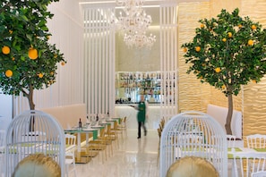 2 restaurants, breakfast served