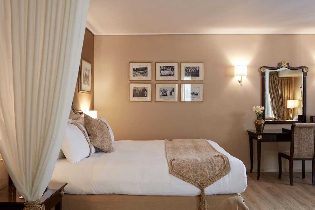 Ropa de cama de alta calidad, minibar, caja fuerte y escritorio