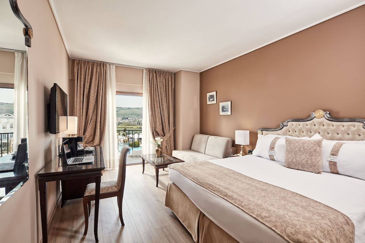 Habitación ejecutiva, vistas a la piscina | Ropa de cama de alta calidad, minibar, caja fuerte y escritorio