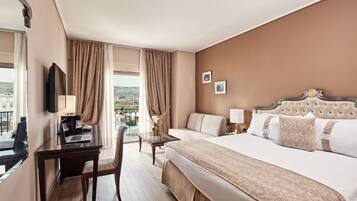 Rom – executive, bassengutsikt | Sengetøy av topp kvalitet, minibar, safe på rommet og skrivebord