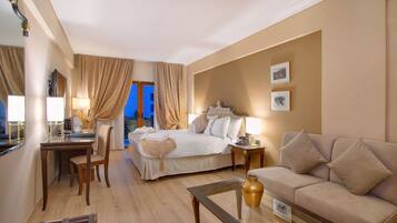 Una habitación de hotel con cama, sofá, escritorio y silla.