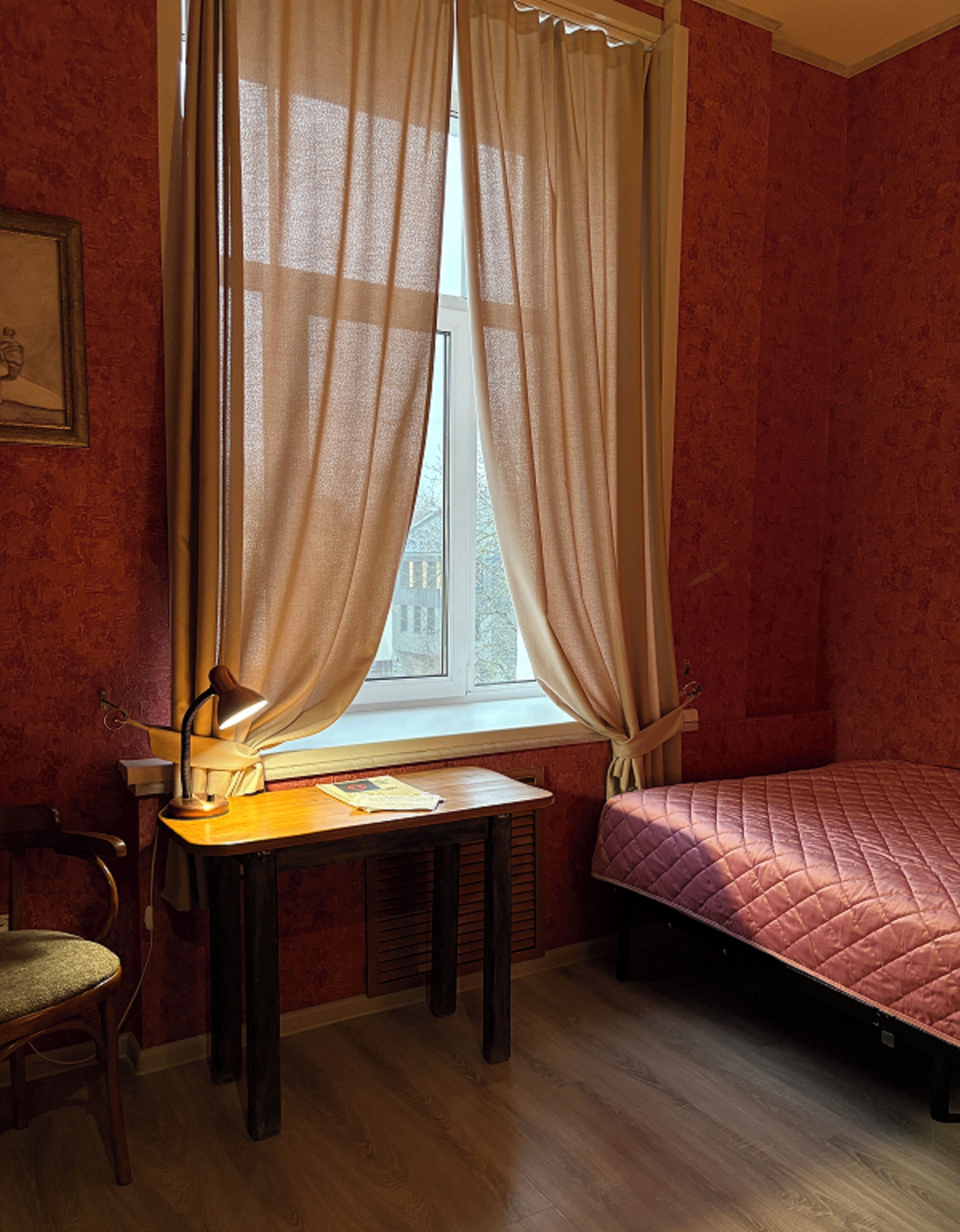 Tabla de planchar con plancha, wifi gratis y ropa de cama 