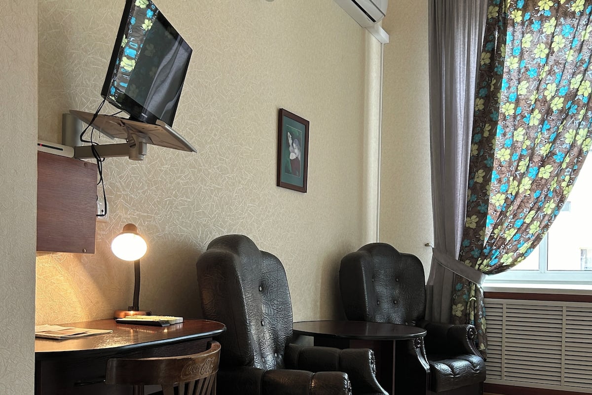 Tabla de planchar con plancha, wifi gratis y ropa de cama