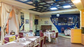 Aperto a colazione, pranzo e cena, cucina europea moderna