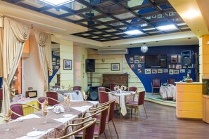 供应早餐、午餐和晚餐，时尚欧洲菜