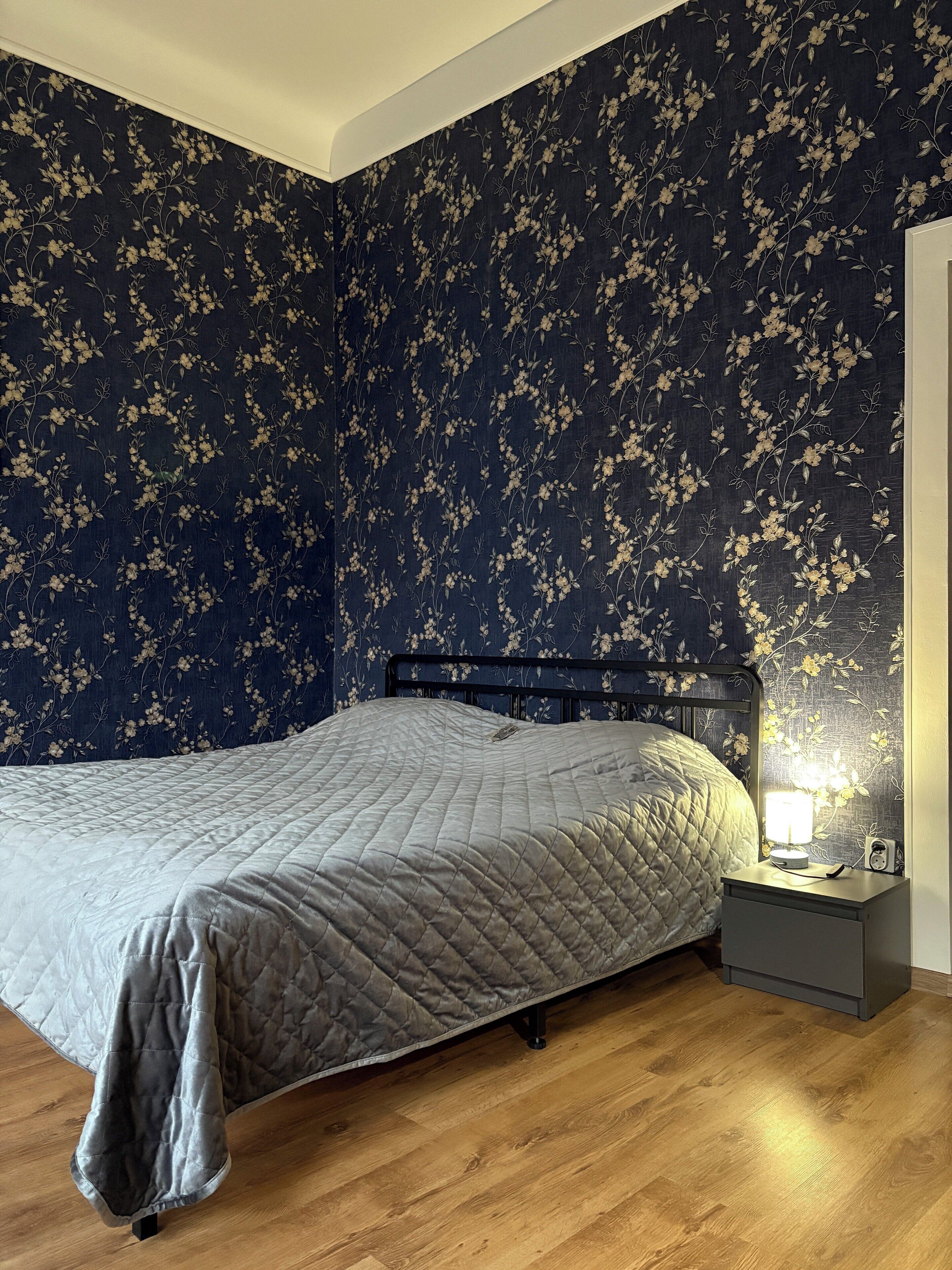 Tabla de planchar con plancha, wifi gratis y ropa de cama 