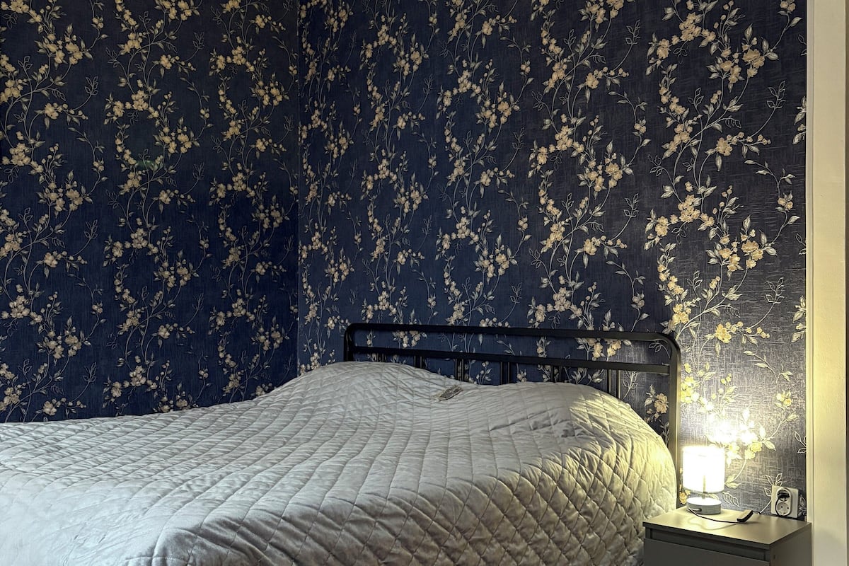 Tabla de planchar con plancha, wifi gratis y ropa de cama