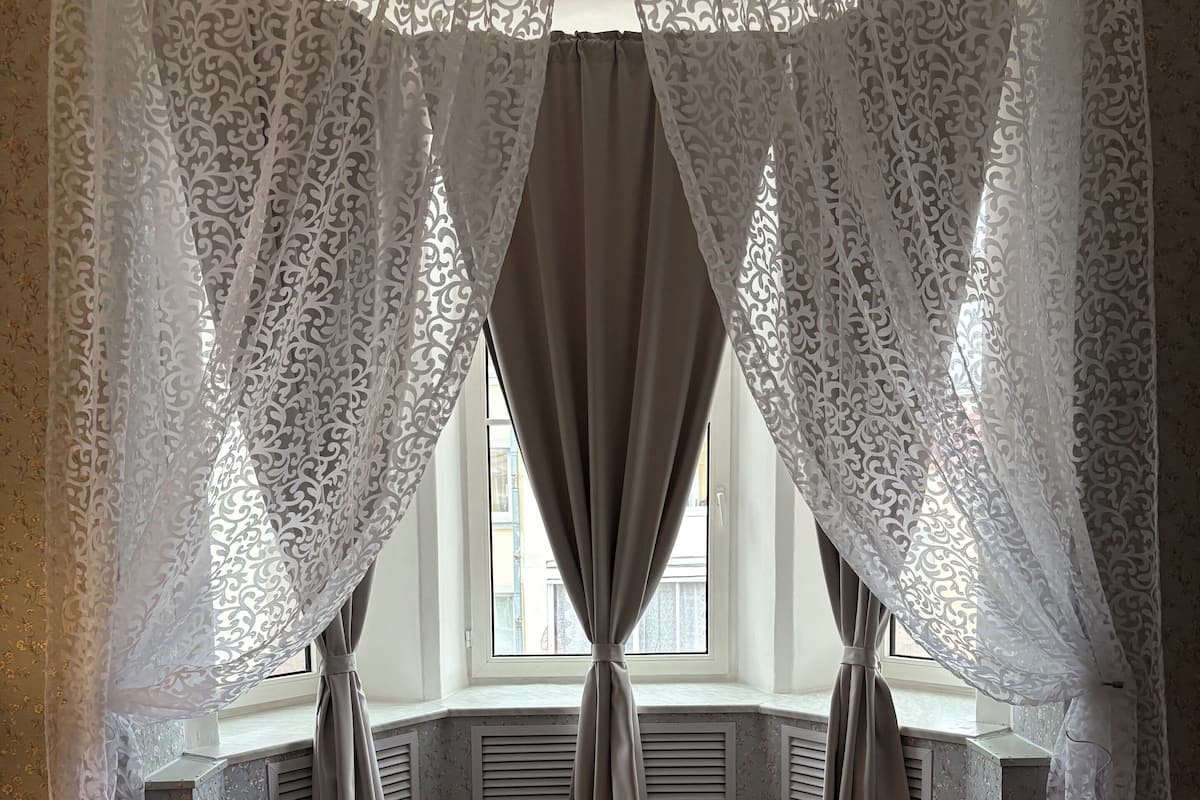 Tabla de planchar con plancha, wifi gratis y ropa de cama